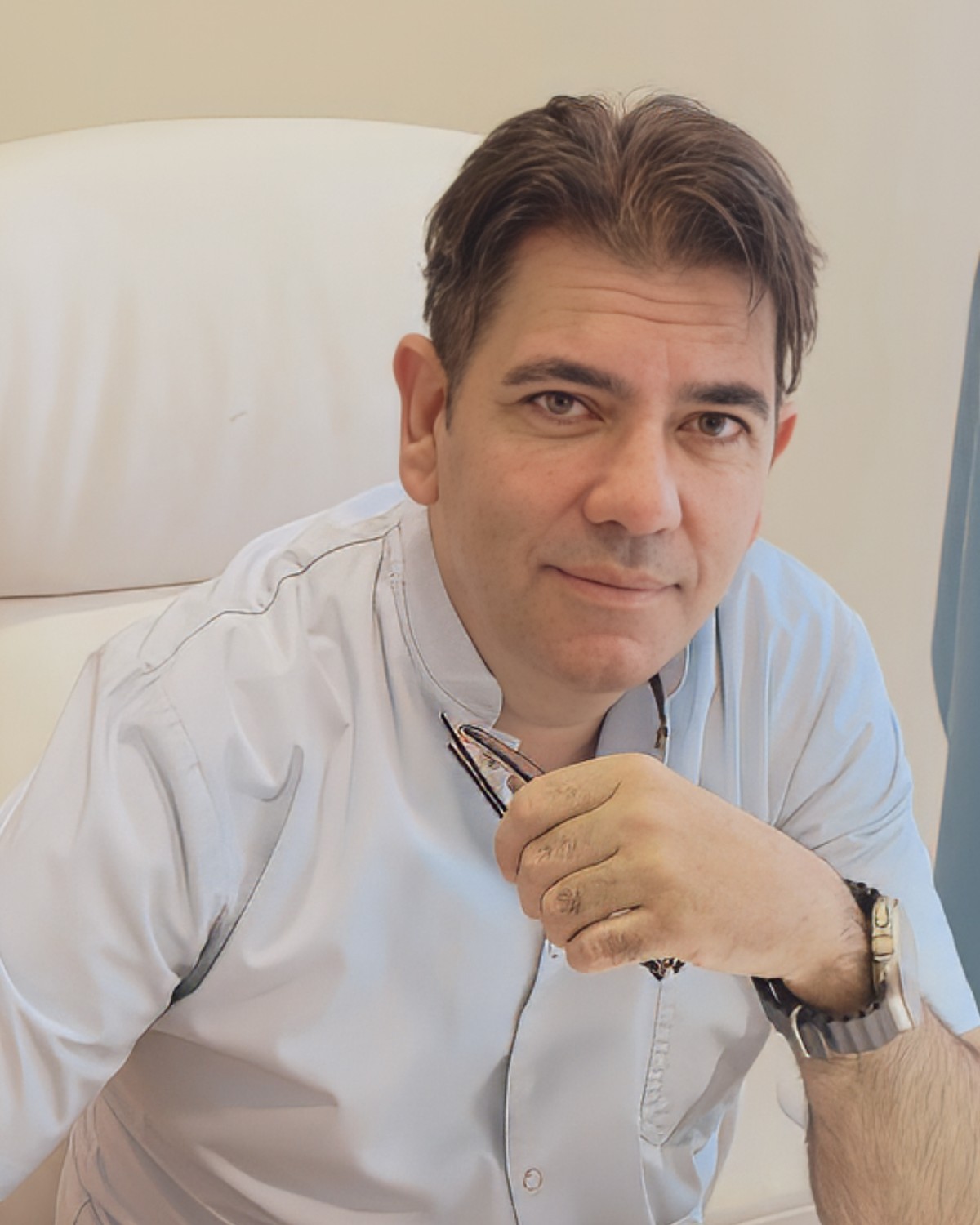 Dr. Gustavo Bono en su consultorio del Centro Médico Dr. Bono