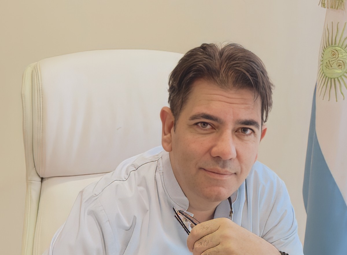 Dr. Gustavo Bono en su consultorio del Centro Médico Dr. Bono